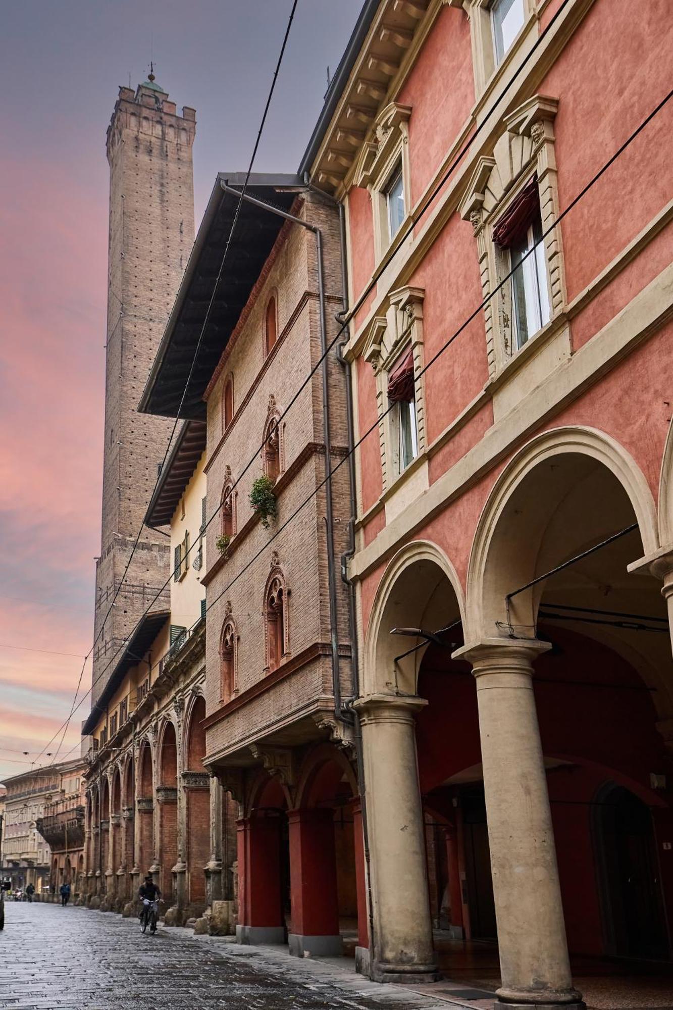 La Torre Lunga -Smart Working- 150 M Dalle-From Due Torri-Two Towers Bologna Bagian luar foto